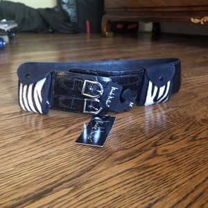 snakeskin belt w/ animal print pockets